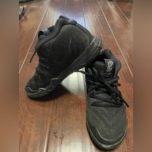 Nike Kyrie 4s all black basketball shoes
